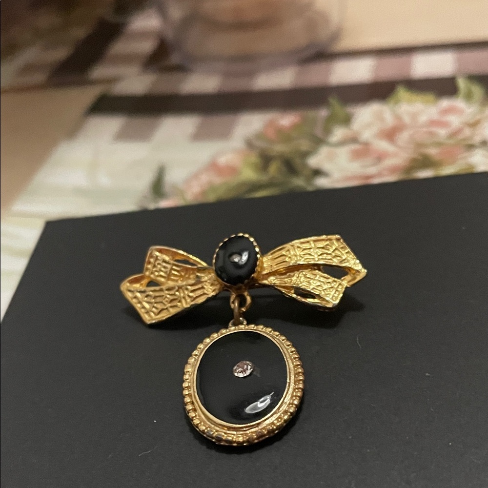 1928 Jewelry Company Elegant Gold and Black Bow Pin